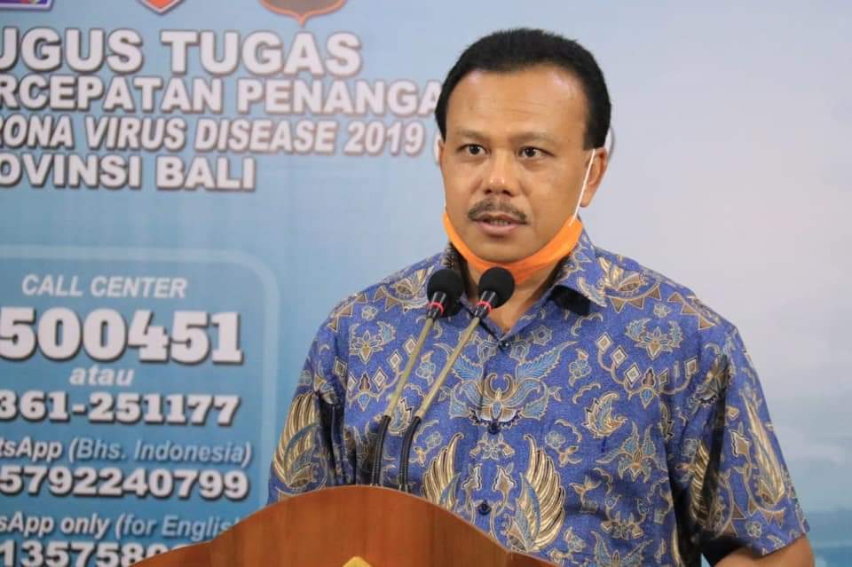 Ketua Harian Gugus Tugas Percepatan Penanganan Covid-19 Provinsi Bali, Dewa Made Indra saat mengumumkan data terkini pasien positif Covid-19 di Bali. Foto: Lintasnusanews.com/Istimewa