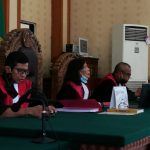 Majelis Hakim PN Denpasar tengah mendengar pembacaan tuntutan terhadap Kurir Sabu asal Malang, saat sidang online, Selasa (30/06/2020). Foto: Lintasnusanews.com/Widodo