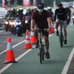 (Pesepeda di jalan Raya) Kemenhub bantah wacana pajak sepeda. Foto: Detikcom