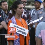 (Sarah Connor saat rekonstruksi kasus pembunuhan polisi di Kuta, Bali 31 Agustus 2016 silam. Pasca bebas Kamis 16 Juli 2020, Sarah Connor belum dideportasi. Foto:AP/Firdia Lisnawati
