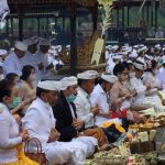 Transmisi lokal virus corona di Bali masih meningkat, upacara Pamahayu Jagat atau doa syukur menyambut new normal di Pura Besakih, Bali abaikan social distancing. Foto: Kumparan/ Denita Matondang