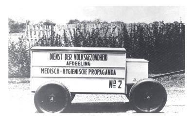 Mobil Dinas Kesehatan Rakyat yang berfungsi tahun 1920-an untuk kampanye penanganan pandemi Flu Spanyol tahun 1918. Foto: Lintasnusanews.com/Istimewa