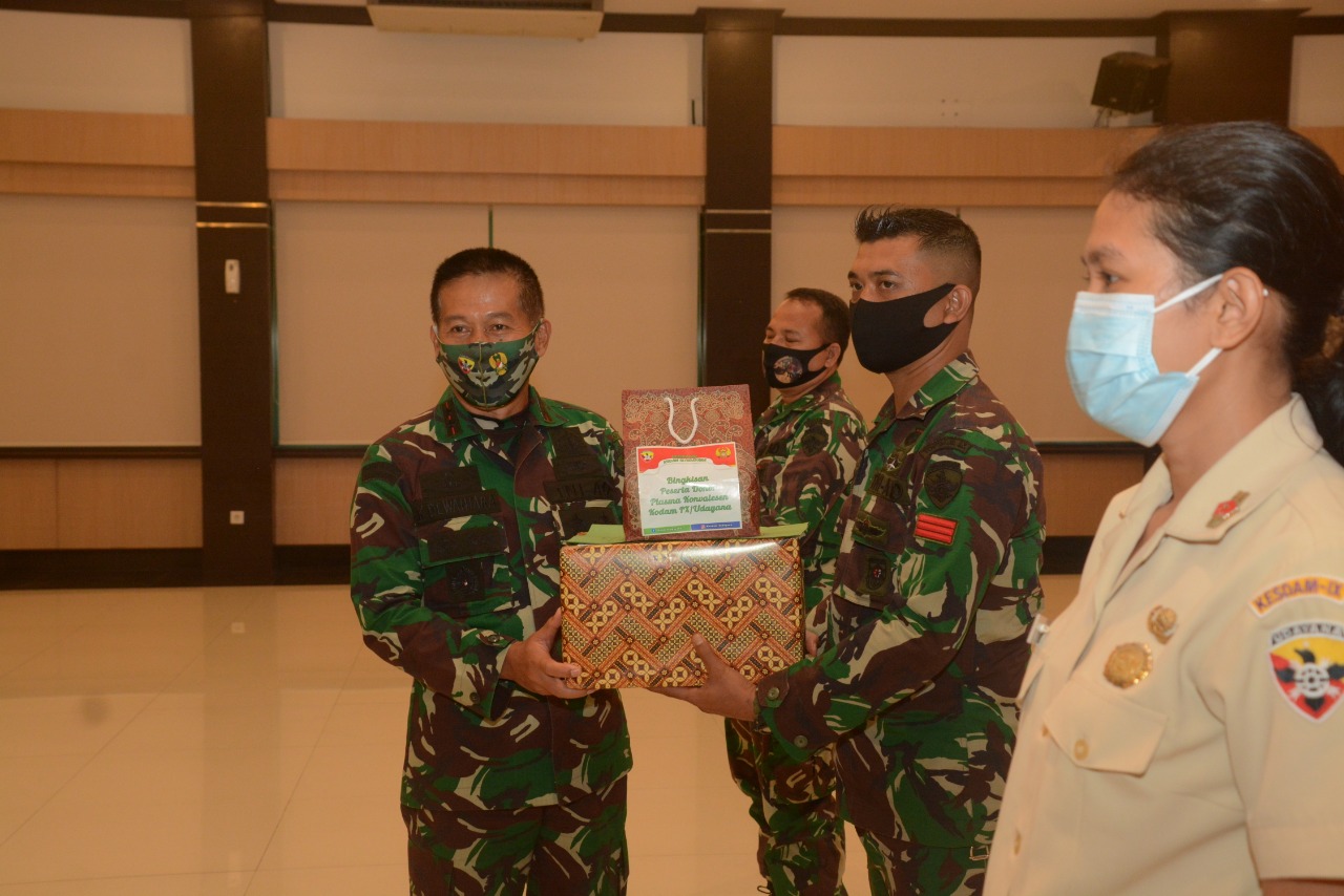 Pangdam IX/Udayana Mayjen TNI Kurnia Dewantara memberikan paket penghargaan kepada para pendonor plasma konvalesen di Aula Makodam Denpasar, Rabu (12/08/2020). Foto: Lintasnusanews.com/Dok.Pendam Udayana