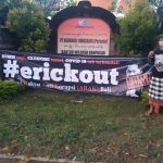 Bentangkan spanduk #erickout, ARAK Bali minta Menteri BUMN Erick Thohir mundur. Foto: Lintasnusanews.com/Widodo