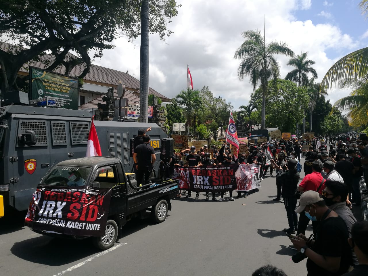 Demo pendukung Jerinx saat sidang perdana di PN Denpasar Kamis (10/09/2020). Foto: Lintasnusanews.com/Widodo