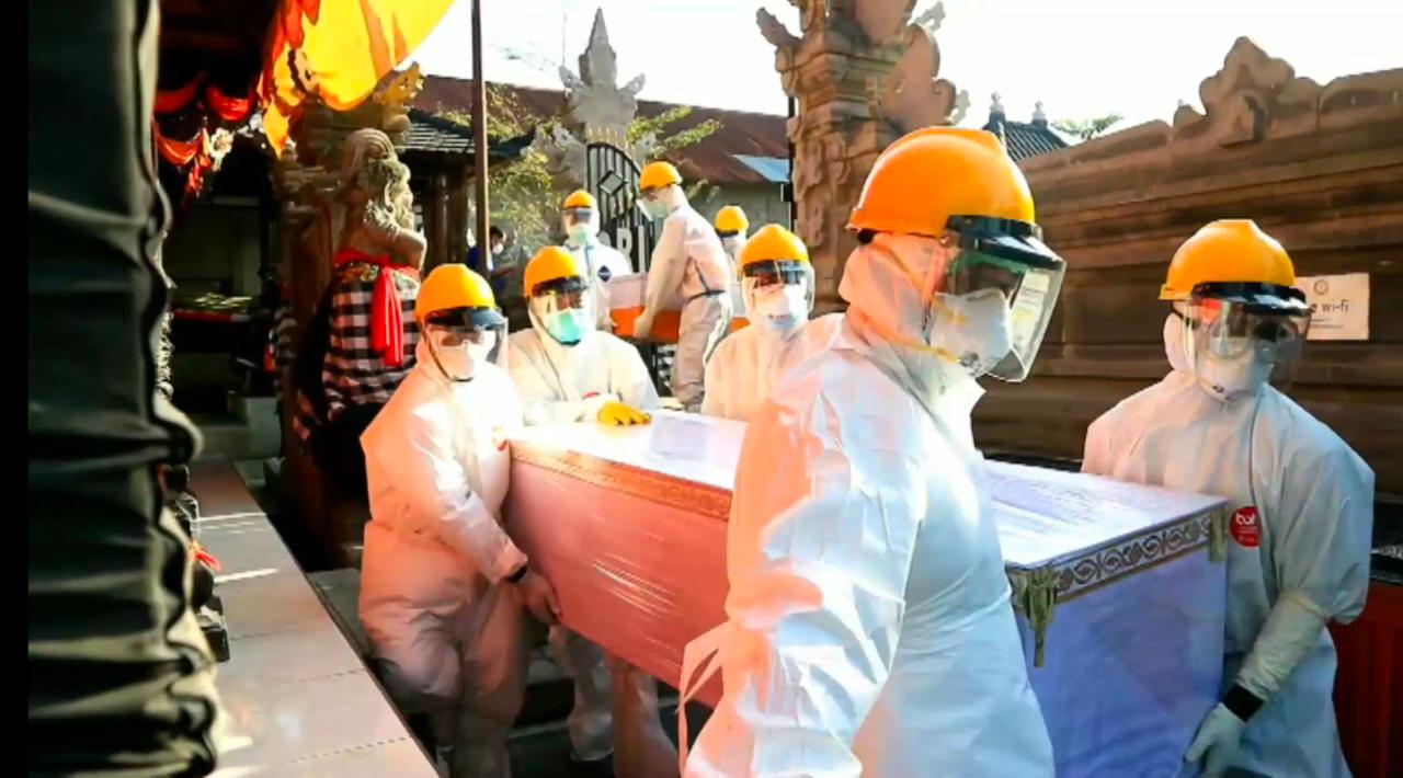 Petugas Crematorium Bebalang sedang mengevakuasi jenazah Covid19 yang meninggal di Bali untuk dikremasi. Foto: Lintasnusanews.com/Istimewa