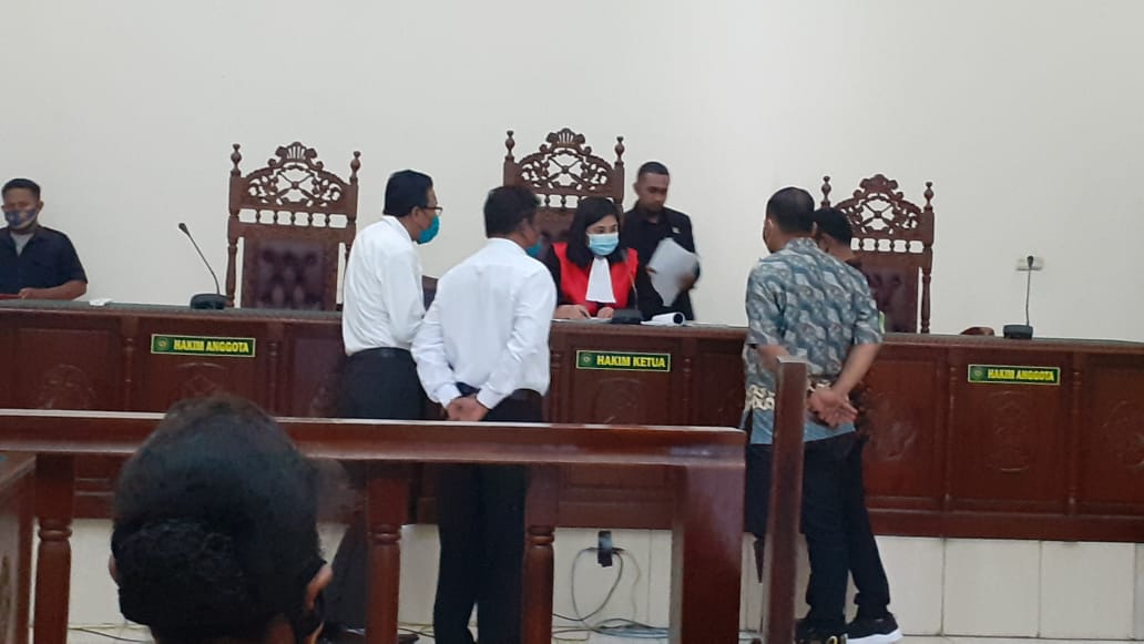Hakim Mira Herawati saat pimpin sidang gugatan perdata kasus dugaan pemerkosaan PN Maumere, Selasa (13/10/2020). Foto: Lintasnusanews.com/Karel Pandu