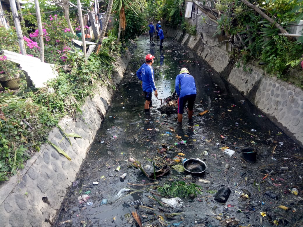 Dinas PU Kota Denpasar bersihkan sungai dan drainase cegah banjir. Foto: Lintasnusanews.com/Ist