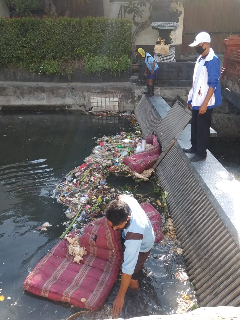 Petugas Dinas PUPR Kota Denpasar membersihkan sampah di 10 sungai. Foto: Lintasnusanews.com/Ist