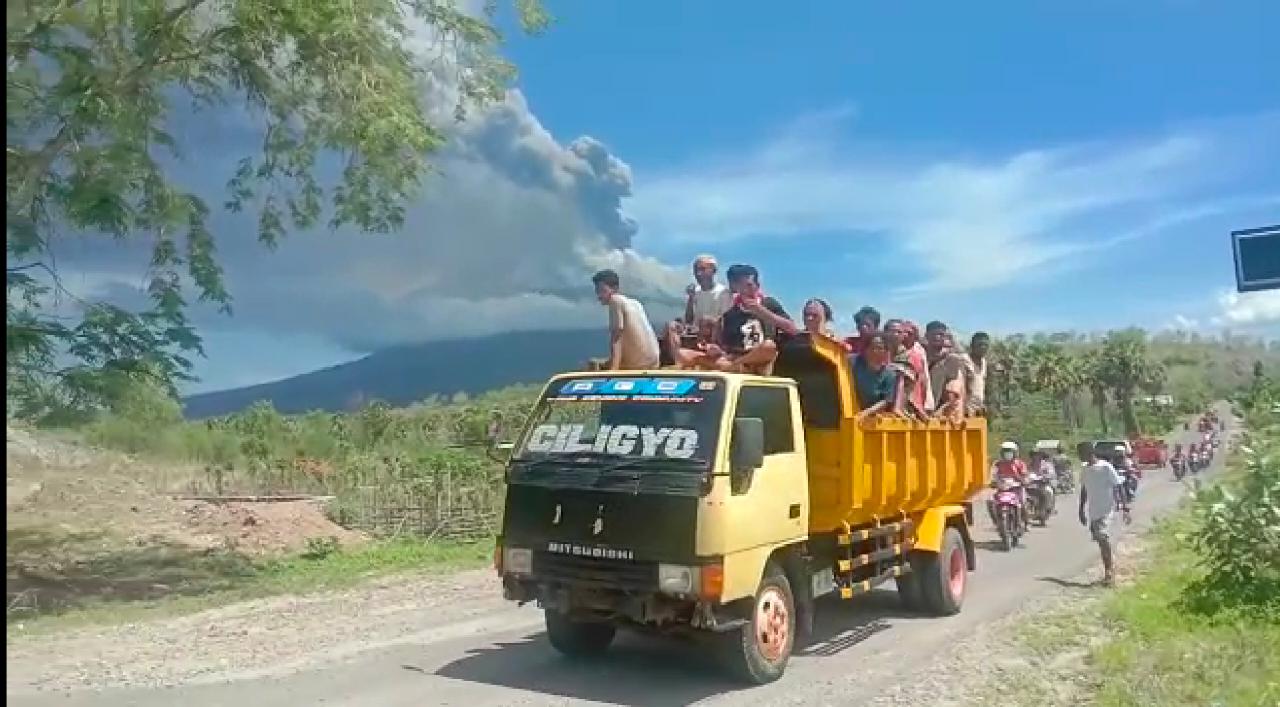 Proses evakuasi pengungsi Gunung Ile Lewotolok, Lembata - NTT. Relawan Taman Daun turut membantu pengungsi yang masih bertahan di Desa Lamatokan, Ile Ape Timur. Foto: Lintasnusanews.com/Tofik