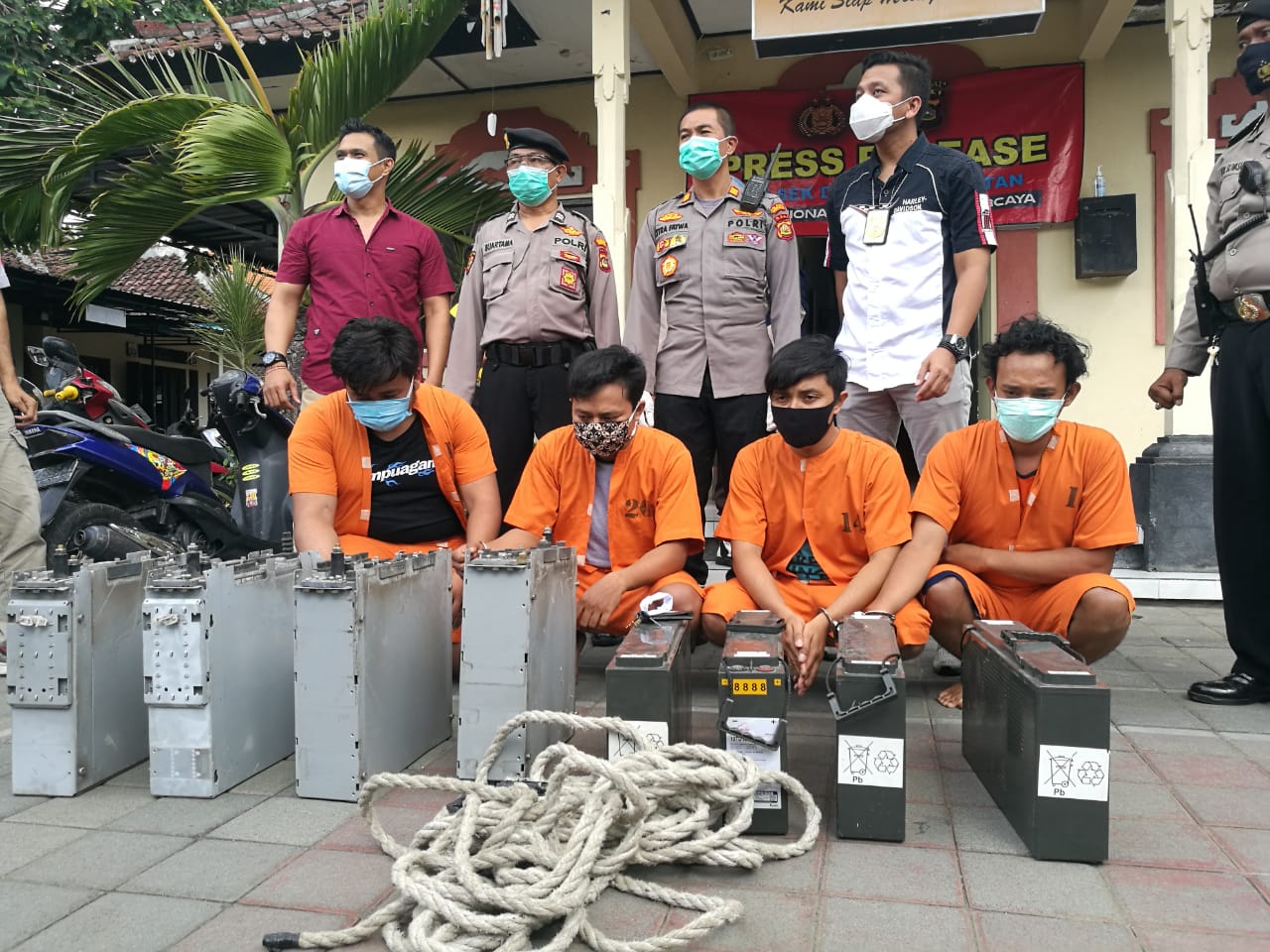 Komplotan pencuri baterai tower yang diringkus Polsek Denpasar Selatan. Foto: Lintasnusanews.com/ASgung Widodo