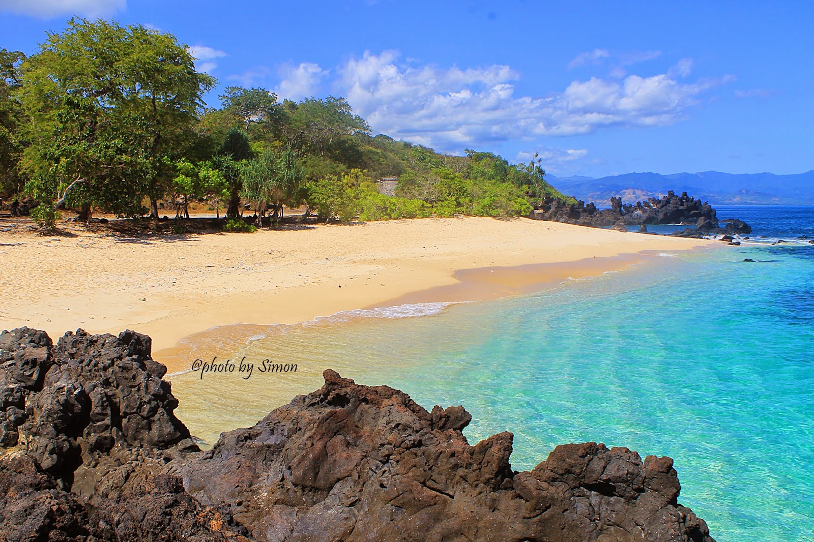 Pantai Watotena Adonara di Flores NTT. Foto: Istimewa/Simon