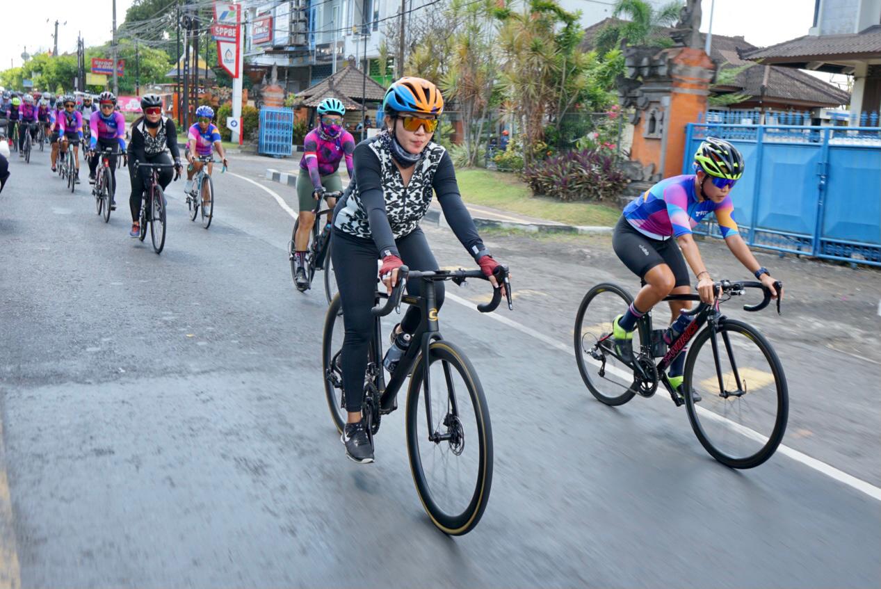 Rombongan Women Cycling Community (WCC) 1.000 KM for Bali Pulih tiba di Griya Seba Sari Denpasar, Sabtu (14/11/2020).