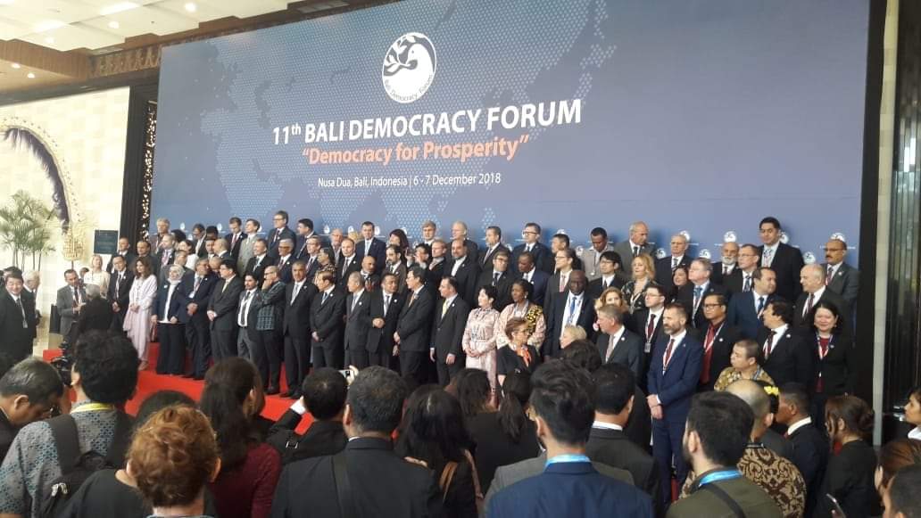 Para Menteri Luar Negeri dan utusan BDF foto bersama pada BDF tahun 2018 lalu. Pelaksanaan Bali Democracy Forum tahun 2020 digelar secara virtual. Foto: Dok Lintasnusanews.com