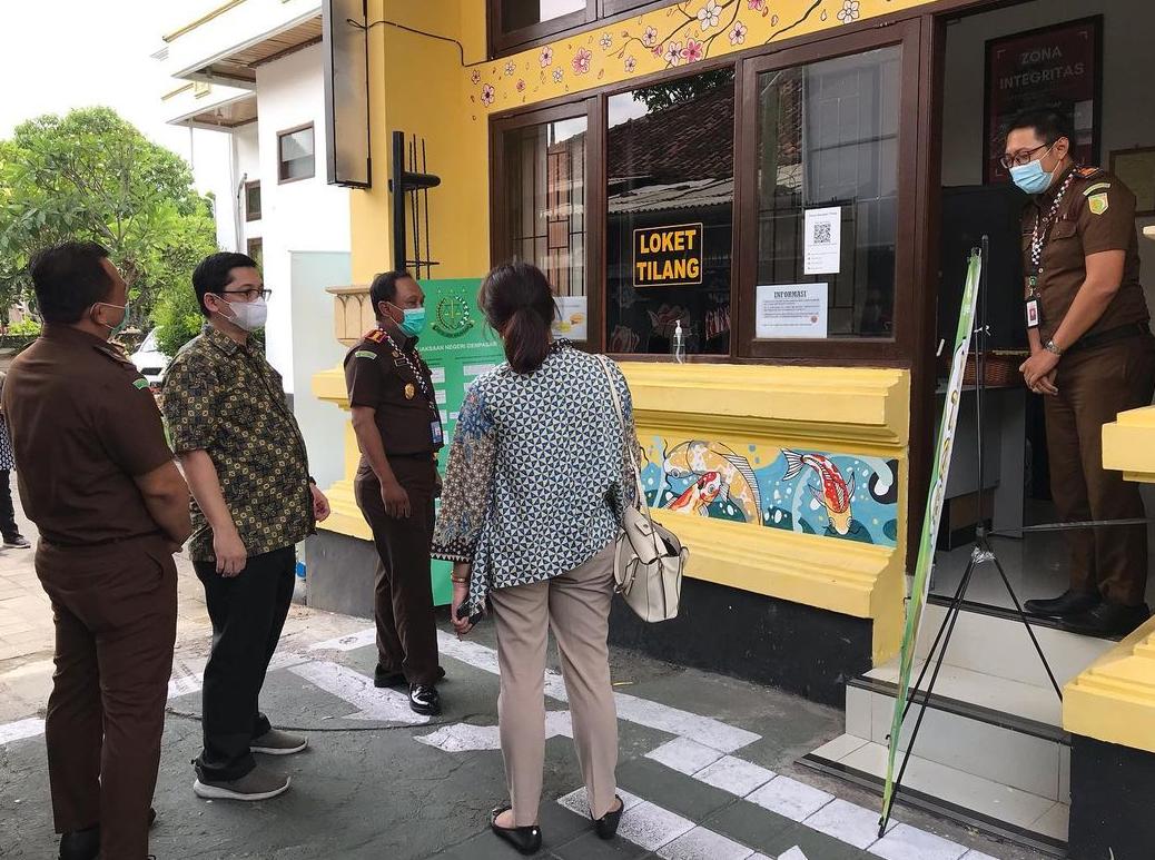 Tim Kemenpan RB saat meninjau fasilitas layanan masyarakat di Kejari Denpasar. Foto: Instagram Kejari Denpasar