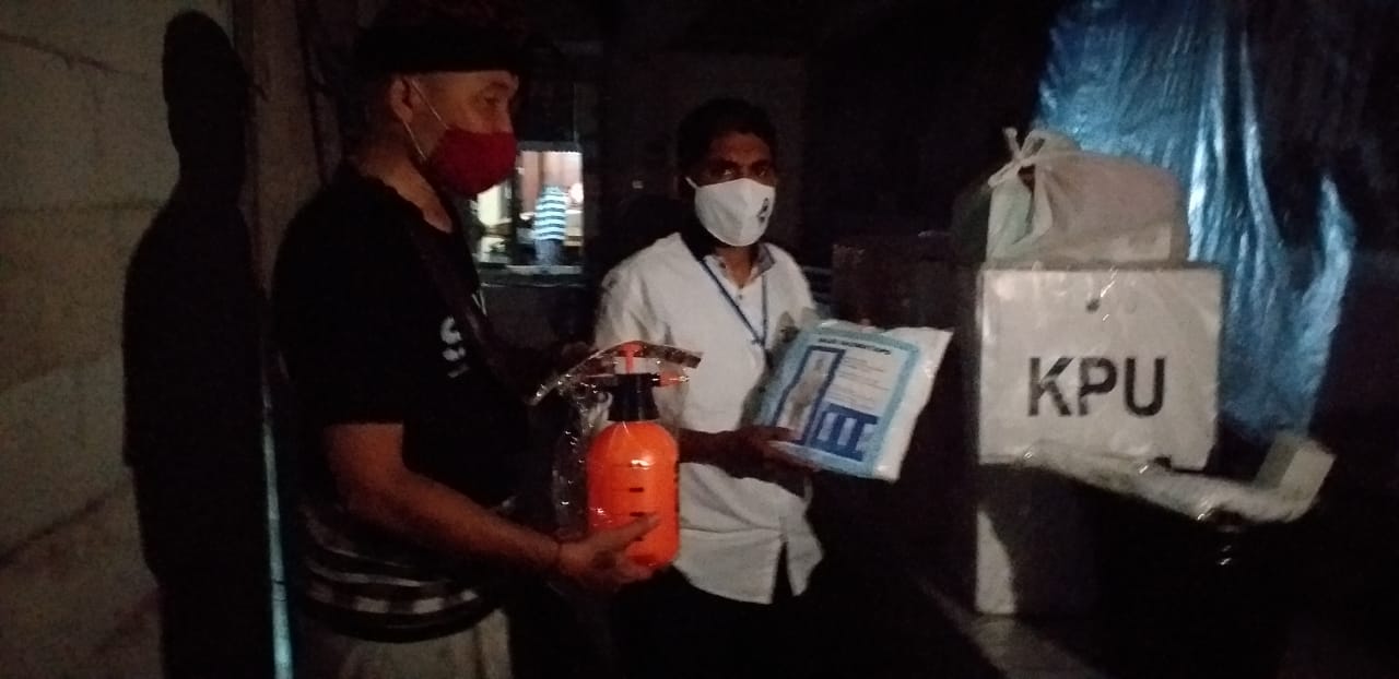Kepala Ombudsman RI Perwakilan Bali, Umar Ibnu Alkhatab, sedang memperlihatkan kelengkapan alat kesehatan saat sidak di salah satu TPS Kota Denpasar, Selasa (08/12/2020) malam. Foto: Lintasnusanews.com/Ist