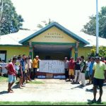 Warga Rokirole segel Kantor Desa setelah Kades Rokirole tertangkap Satpol PP Kabupaten Sikka. Foto: Lintasnusanews.com/Ist