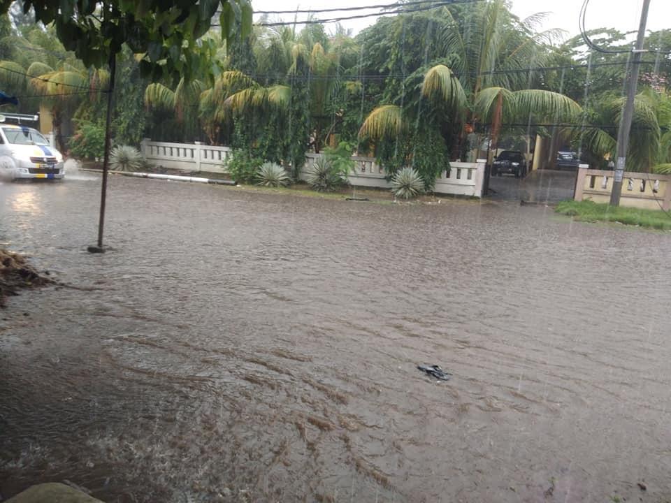 Banjir genangi sejumlah badan jalan Kota Maumere NTT, Senin (18/01/2020) petang. Foto: Lintasnusanews.com/Karel Pandu