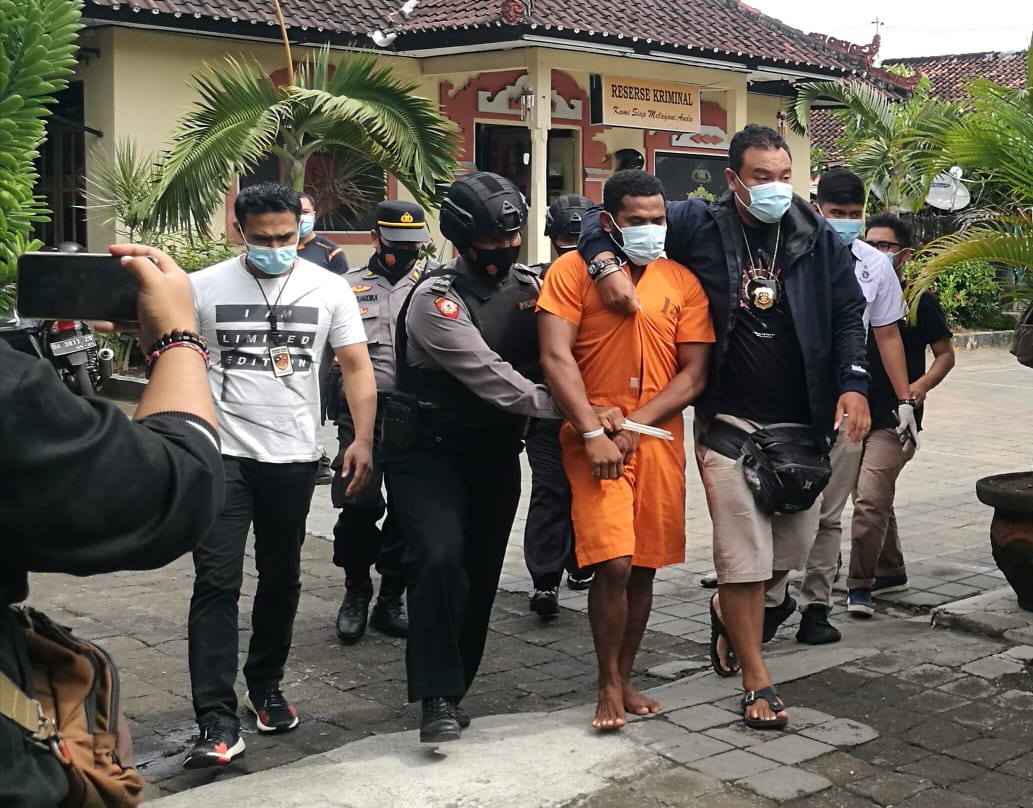 Laurens Parera, pelaku Pembunuhan Bule Slowakia di Sanur Bali ditangkap Polresta Denpasar, Senin (20/01/2021). Foto: Lintasnusanews.com/Agung Widodo
