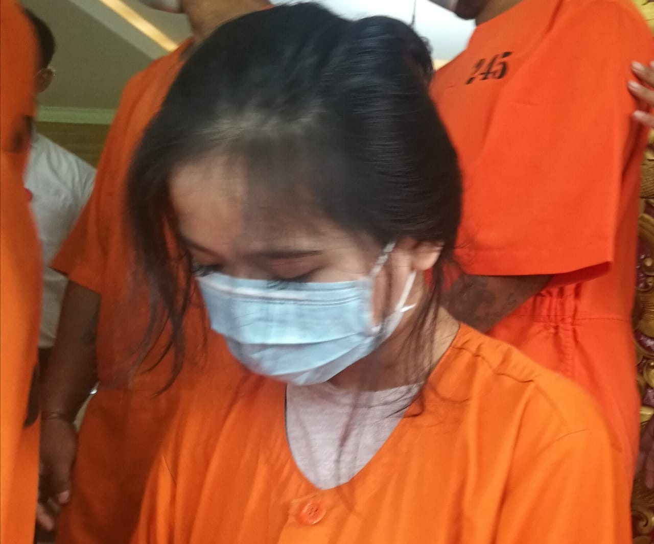 Syiva, selebgram asal Jakarta ditangkap Polresta Denpasar kawasan wisata Batu Belig Canggu Bali. Foto: Lintasnusanews.com/Agung Widodo