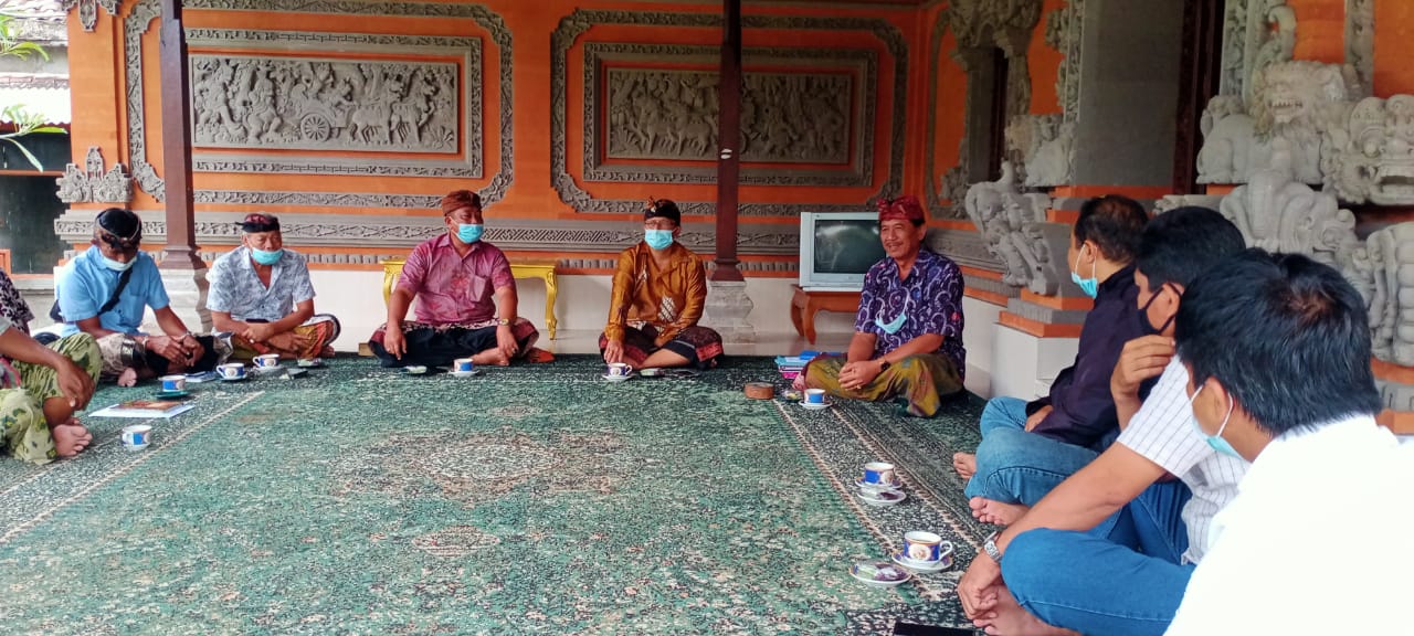 Tim Ditintelkam Polda Bali saat menyambangi Desa Adat Pejeng, Kabupaten Gianyar dan menyerahkan bantuan sembako. Foto: Lintasnusanews.com/Ist