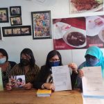 Siti Sapura saat menunjukkan surat balasan Mabes Polri terkait kasus penganiayan yang menimpa kliennya Ayu PD (26). Foto: Lintasnusanews.com/Ist