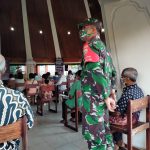 Babinsa Blimbingsari, Sertu Kadek Wirawanta saat memantau Prokes di Gereja PNIEL Melaya pada saat ibadah jari minggu