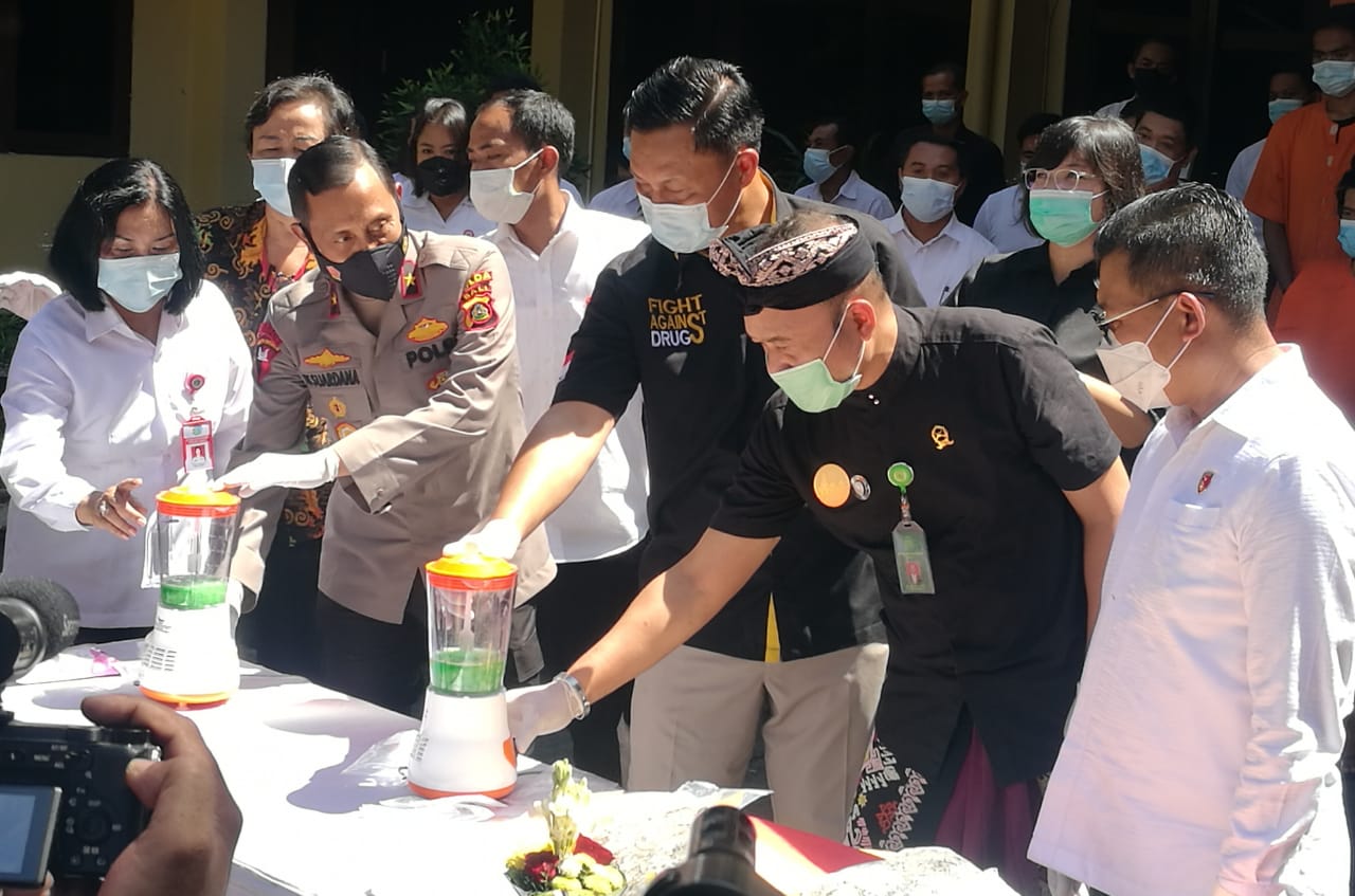 Direktorat Narkoba Polda Bali saat memusnahkan barang bukti narkoba di Mapolda Bali, Kamis (6/5/2021). Foto: Lintasnusanews.com/Agung Widodo