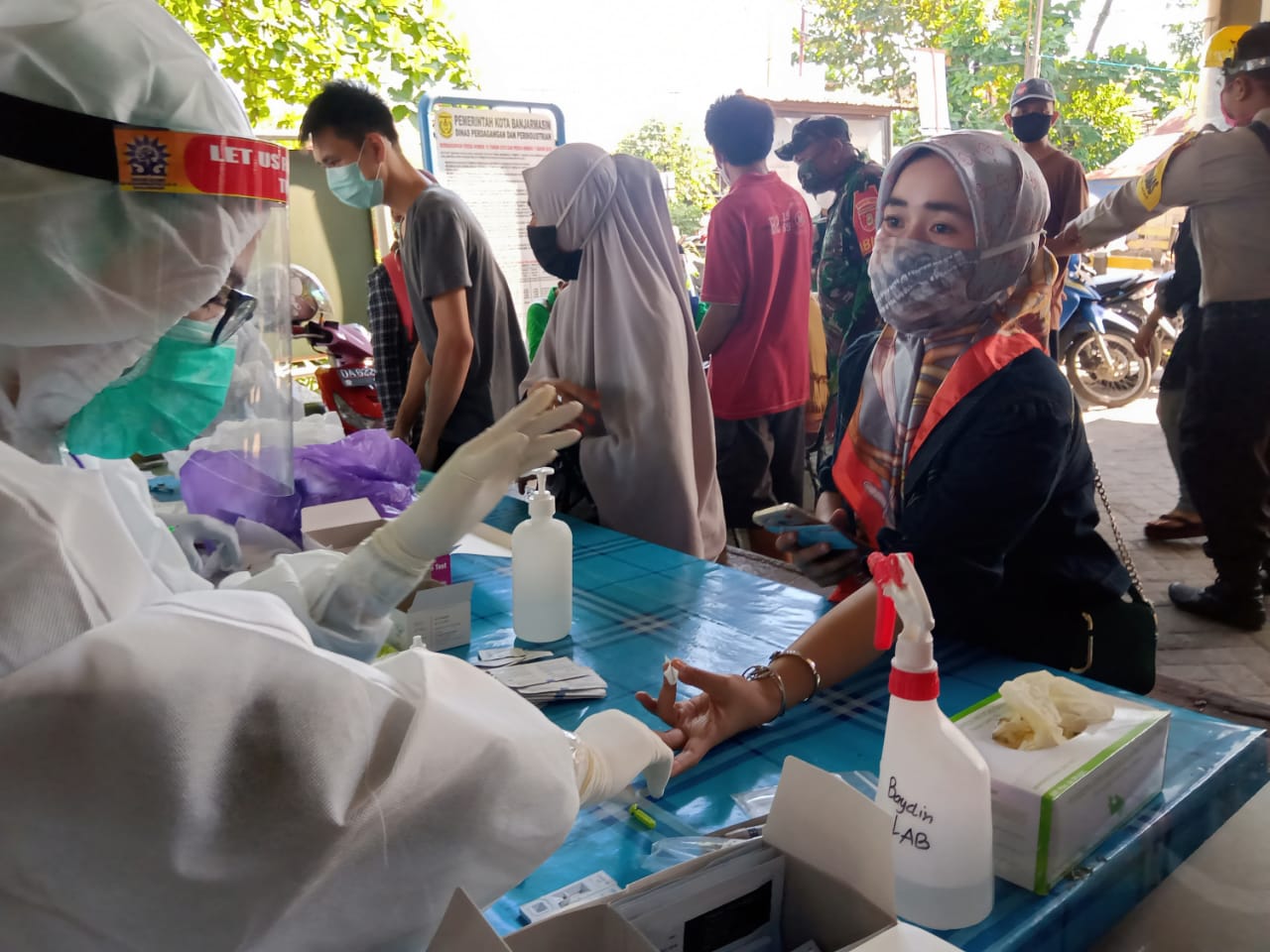 Warga Banjarmasin Kalimantan Selatan tengah mengantri di lokasi vaksinasi Covid19. Foto: Lintasnusanews.com/Rahmat
