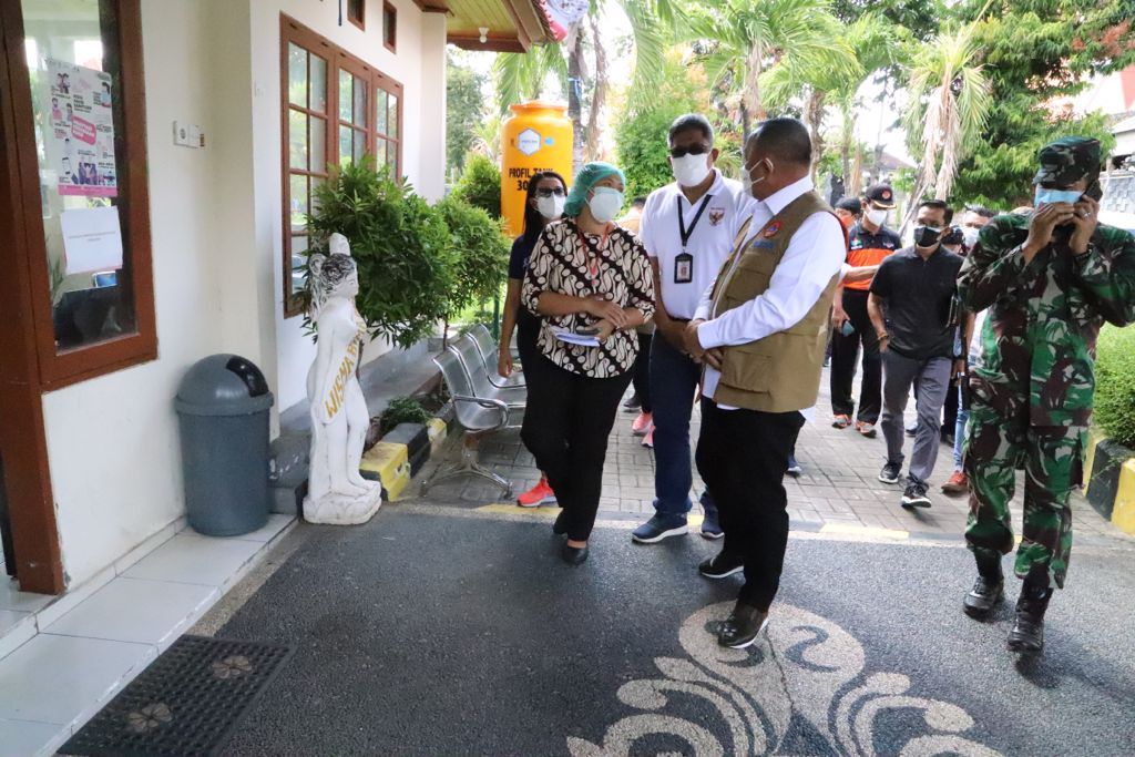 Kepala BNPB Letjen TNI Ganip Warsito menemui satu keluarga di salah satu isoter di Wisma Bima, Denpasar Bali, Jumat (20/08/2021). Foto: Ist