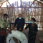 Anggota DPRD Sikka, Bernadus Kardiman serahkan bantuan pipa untuk air bersih kepada Kepala Dusun Hebar, Servatius Sentis. Foto: Lintasnusanews.com/Karel Pandu