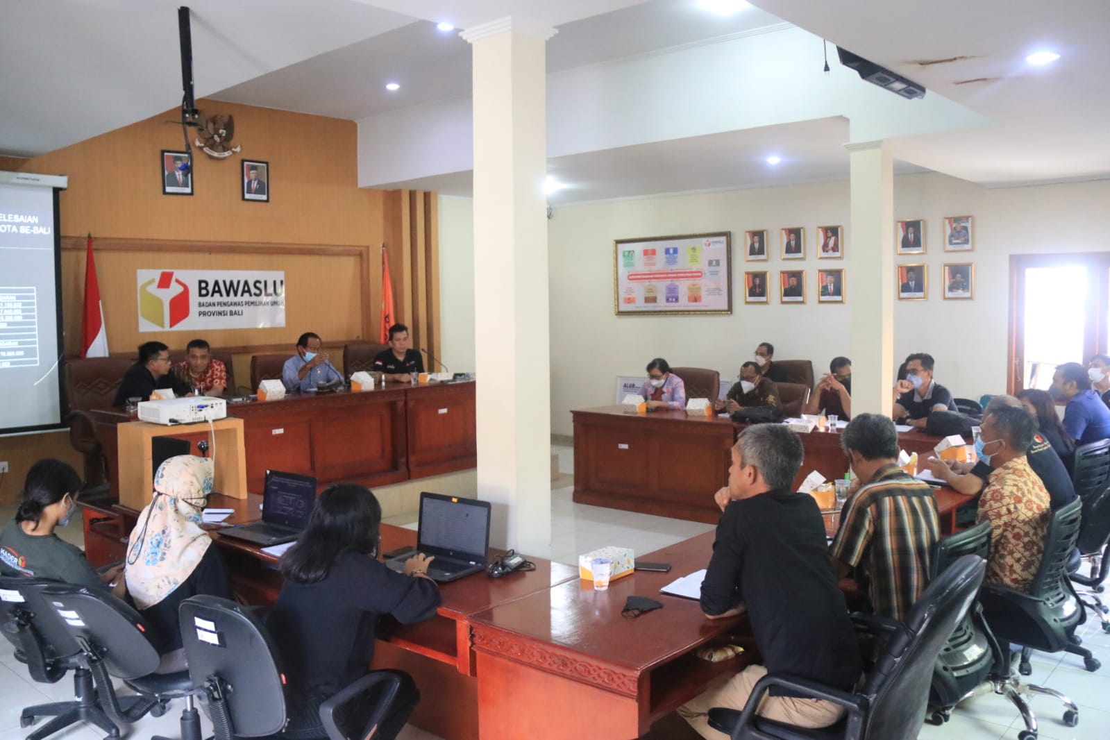 Rapat evaluasi simulasi penyelesaian Sengketa Pemilu di Kantor Bawaslu Bali, Jumat (24/12/2021. Foto: ist