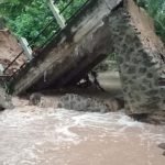 Jembatan Bulangita Gorontalo rusak berat akibat longsor, Sabtu (08/01/2022). Foto: ist