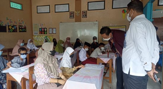 KSP tinjau pelaksanaan pembelajaran tatap muka di Kab. Kendal Jawa Tengah, Rabu (05/01/2022). Foto: Dok. KSP
