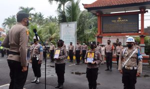 Foto dua orang anggota Polres Badung Bali yang dipecat diusung saat upacara pemecatan, Senin (17/01/2022). Foto: ist