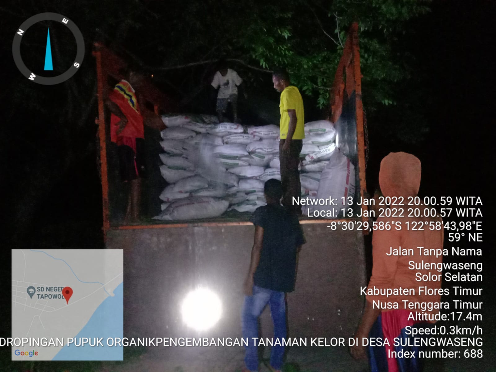 Pendropingan pupuk kelor di Solor Barat, Flores Timur NTT, Rabu (13/01/2022). Foto: Dok Dinas Perkebunan Flotim