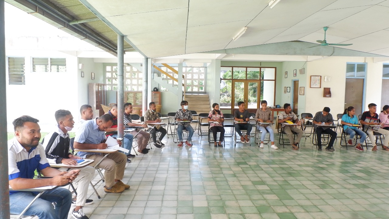 Para Unumerator di Flores NTT yang hadir dalam rakor pembahasan perubahan iklim di aula di Wisma Sesabanu, Desa Hokeng Jaya, Senin (10/01/2022). Foto: Lintasnusanews.com/Paul Kabalen