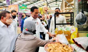 Presiden Jokowi saat membagikan langsung BLT Minyak Goreng di Pasar Angso Duo, Jambi, pada Kamis 7 April 2022 lalu. Foto: Setneg