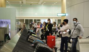 Penumpang Emirates Airlines TIba di Bandara Internasional Ngurah Rai Bali.Foto: ist
