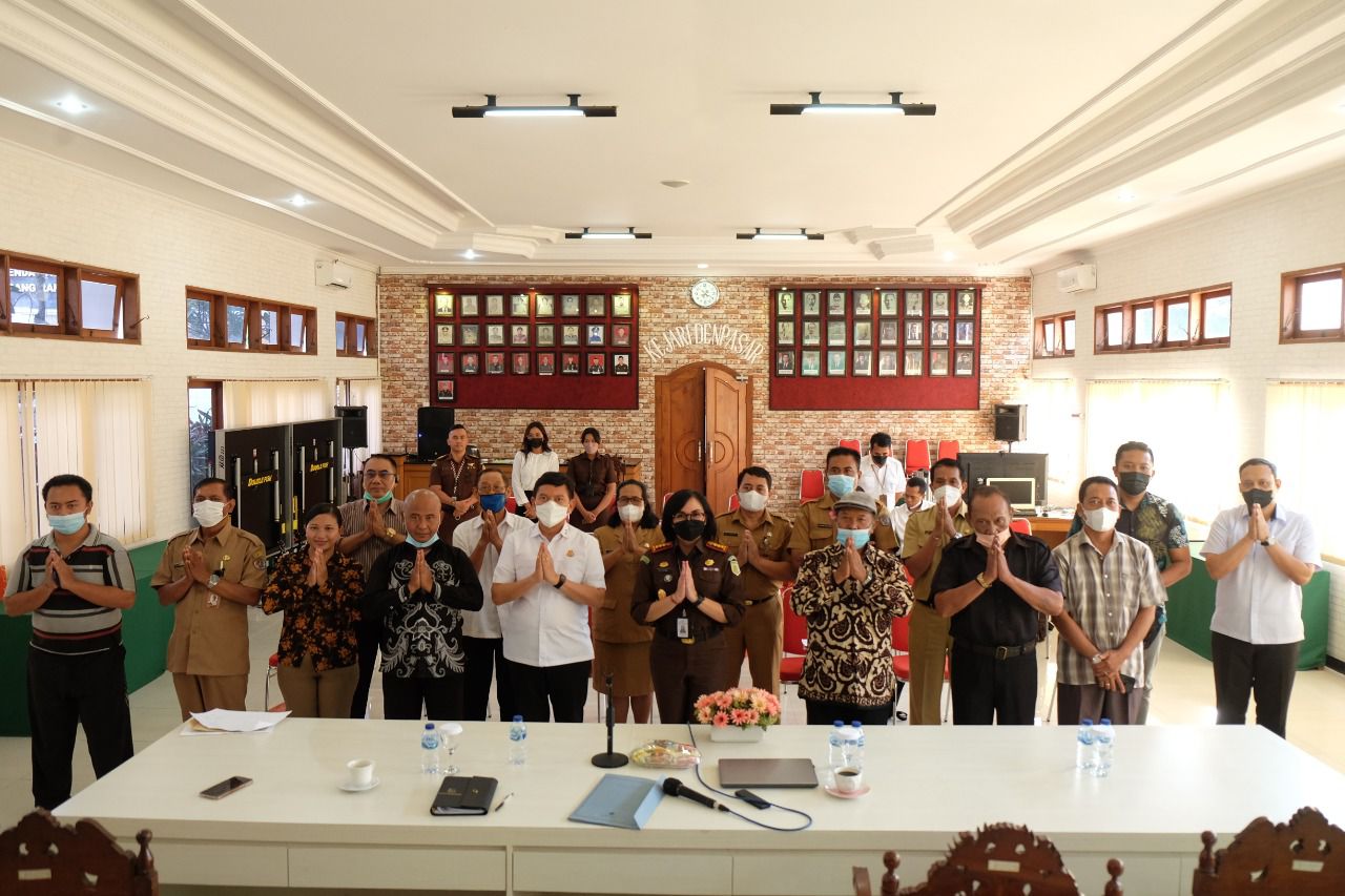 TIm Pakem Kejagung saat berada di Kejari Denpasar, Selasa (24/05/2022). Foto: Lintasnusanews.com/Agung Widodo
