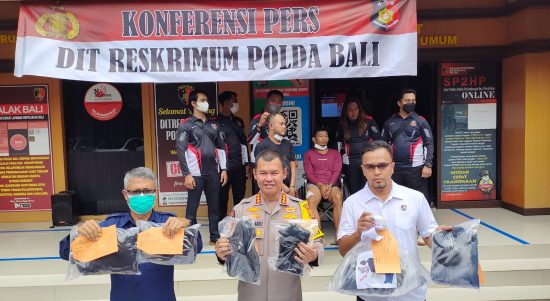 Polda Bali merilis kasus Pembunuhan Pegawai Bank, Senin (29/08/2022). Foto: Lintasnusanews.com/Agung Widodo