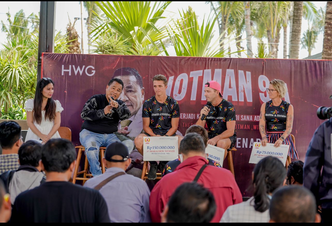 Hotman Paris Hutapea saat konsultasi hukum gratis di Atlas Beach Fest, Canggu Bali, Jumat (02/09/2022). Foto: ist