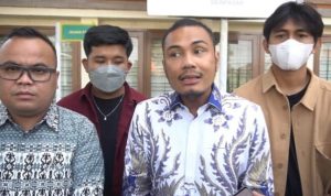 YouTuber Bali, Turah Parthayana (baju coklat) bersama tim kuasa hukumnya. Foto : istimewa