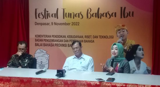 Kepala Balai Bahasa Prov Bali, Herawati saat jumpa pers Rabu (09/11/2022). Foto: Ambros Boli Berani