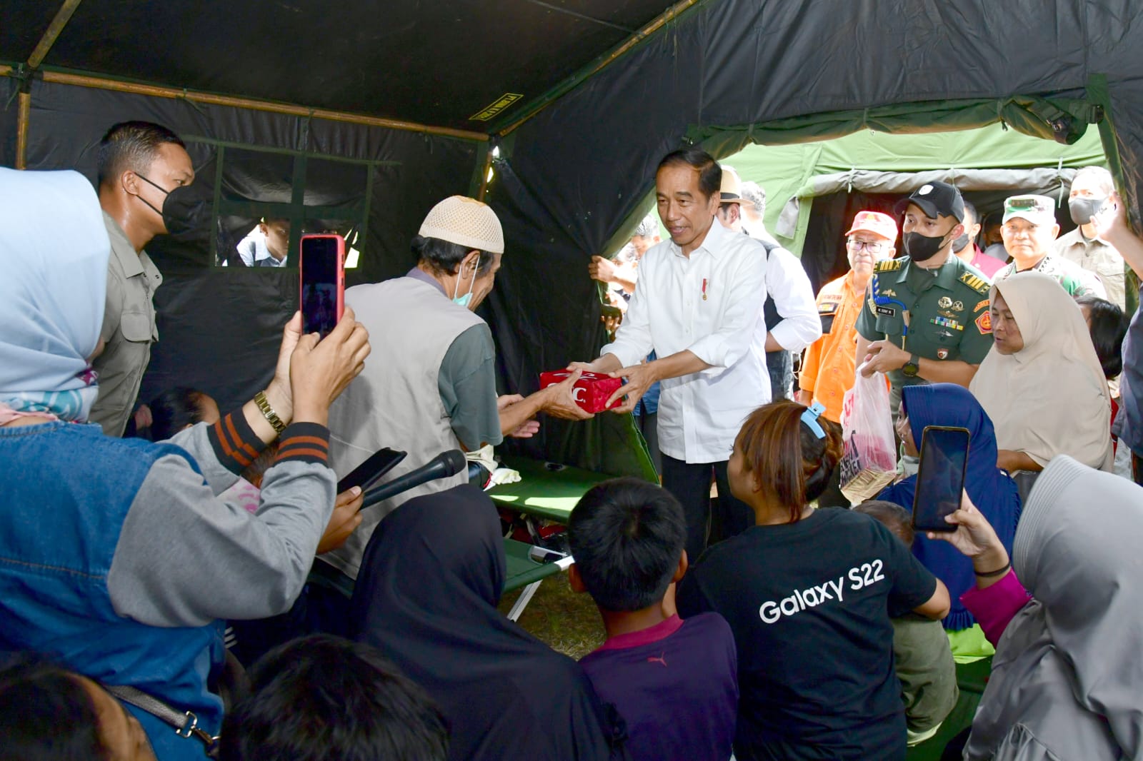Presiden Jokowi saat mengunjungi korban gempa di Cianjur Jawa Barat, Selasa (22/11/2022). Foto: ist