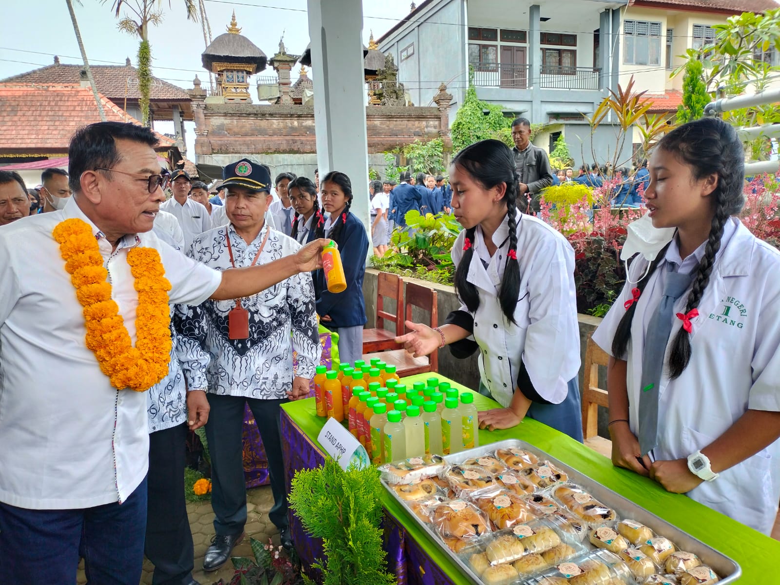 Moeldoko melihat hasil olahan pertanian yang dibuat siswa SMK Negeri 1 Petang Ubud Bali Jumat, (25/11/2022). Foto: ist