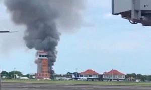 Kebakaran sisi selatan Bandara Ngurah Rai Bali, Sabtu (17/12/2022). Foto: ist