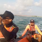 Tim SAR Denpasar menyisir perairan Pantai Batubelig, Bali, Selasa (07/11/2023). Foto: Dok Basarnas Bali