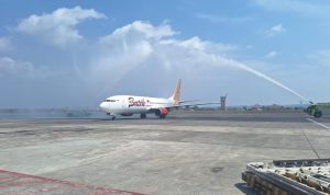 Pendaratan perdana Batik Air dari Adeleide Australi di Bandara Ngurah Rai Bali, Jumat (10/11/12023). Foto: Humas AP 1 Ngurah Rai Bali