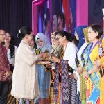 Para Bunda PAUD terima penghargaan dari Kemendikbudristek di Jakarta, Rabu (08/11/2023). Foto: ist